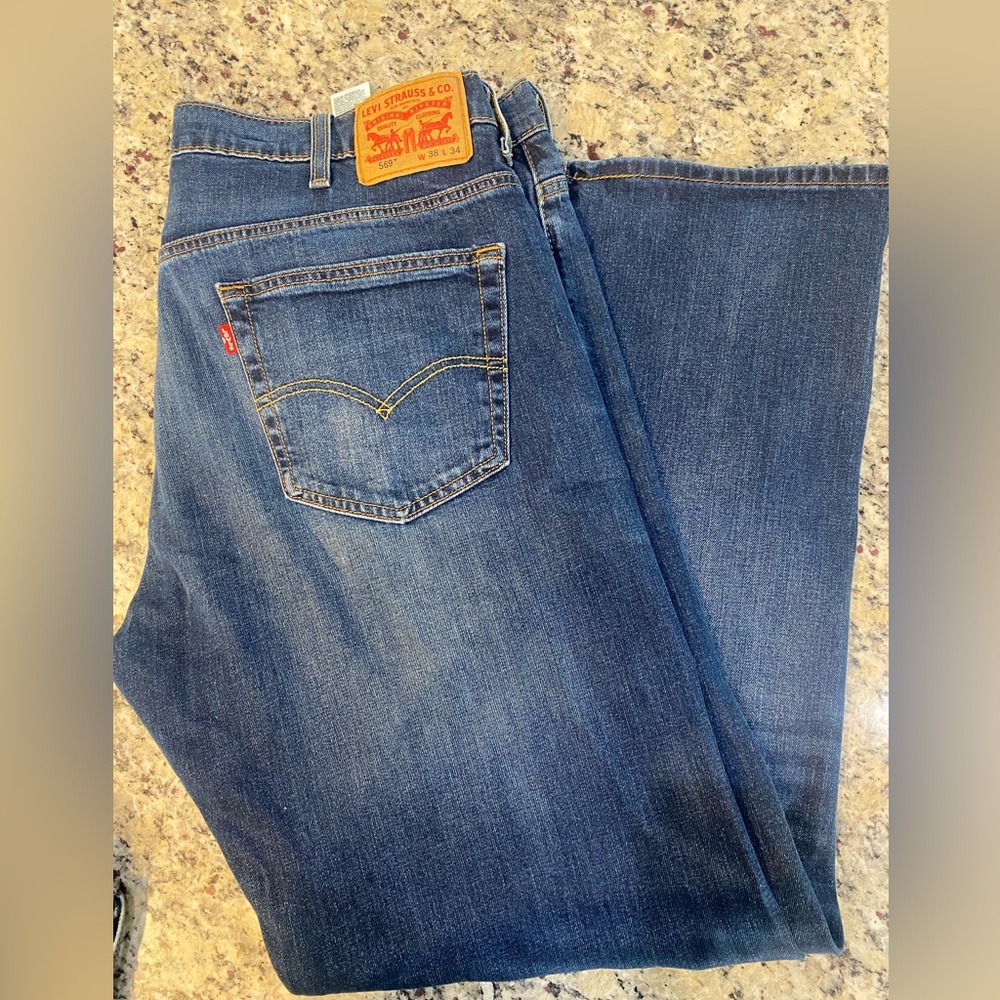 NWOT- Men’s Levi’s 569- size 38x34
Medium wash
See pics